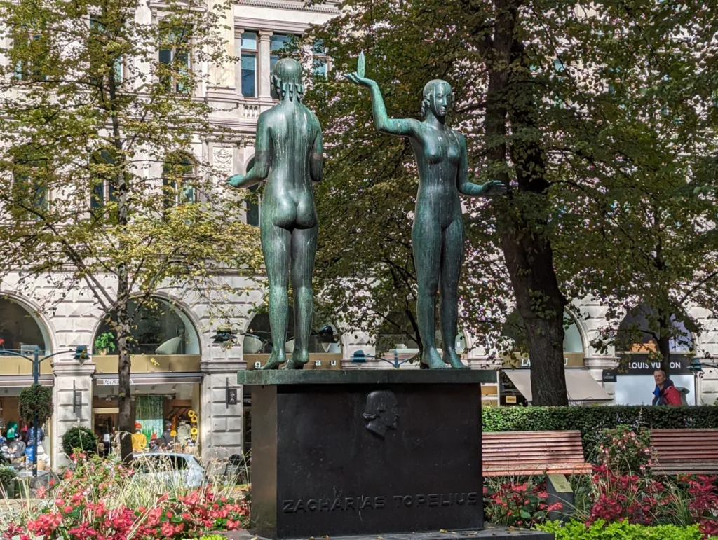 Überall in Helsinki erinnern kleine Statuen an Finnische Persönlichkeiten