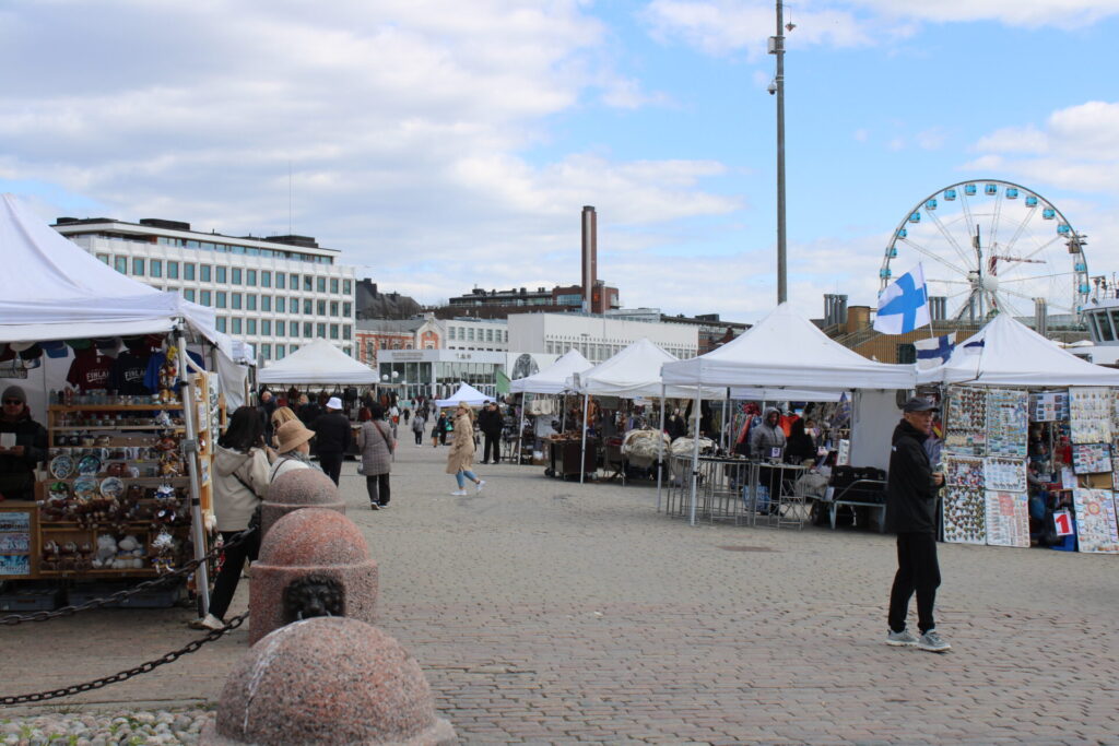 Das pralle Leben in Helsinki mit dem berühmten Riesenrad im Hintergrund