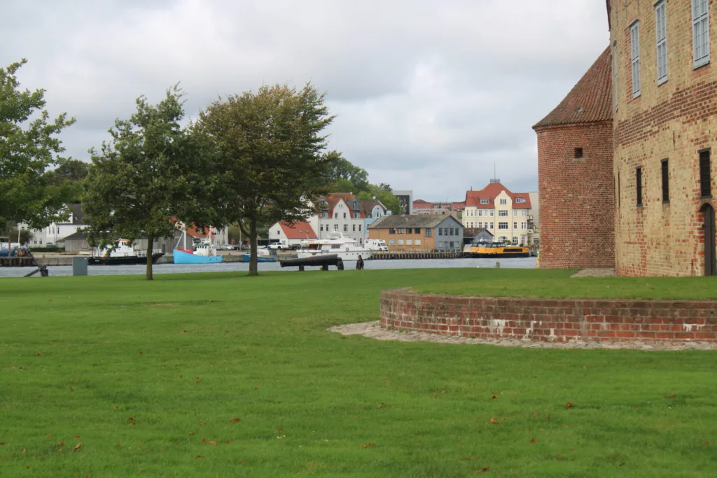 Der Garten hinter dem Schloss Sonderburg mit Kanonen