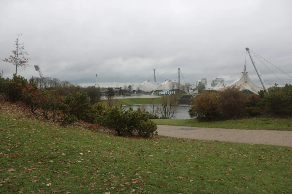 Das Olympiapark Gelände aus der Ferne