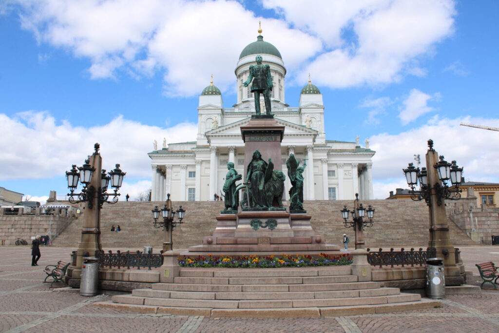 Statue von Alexander dem Zweiten vor dem Dom von Helsinki
