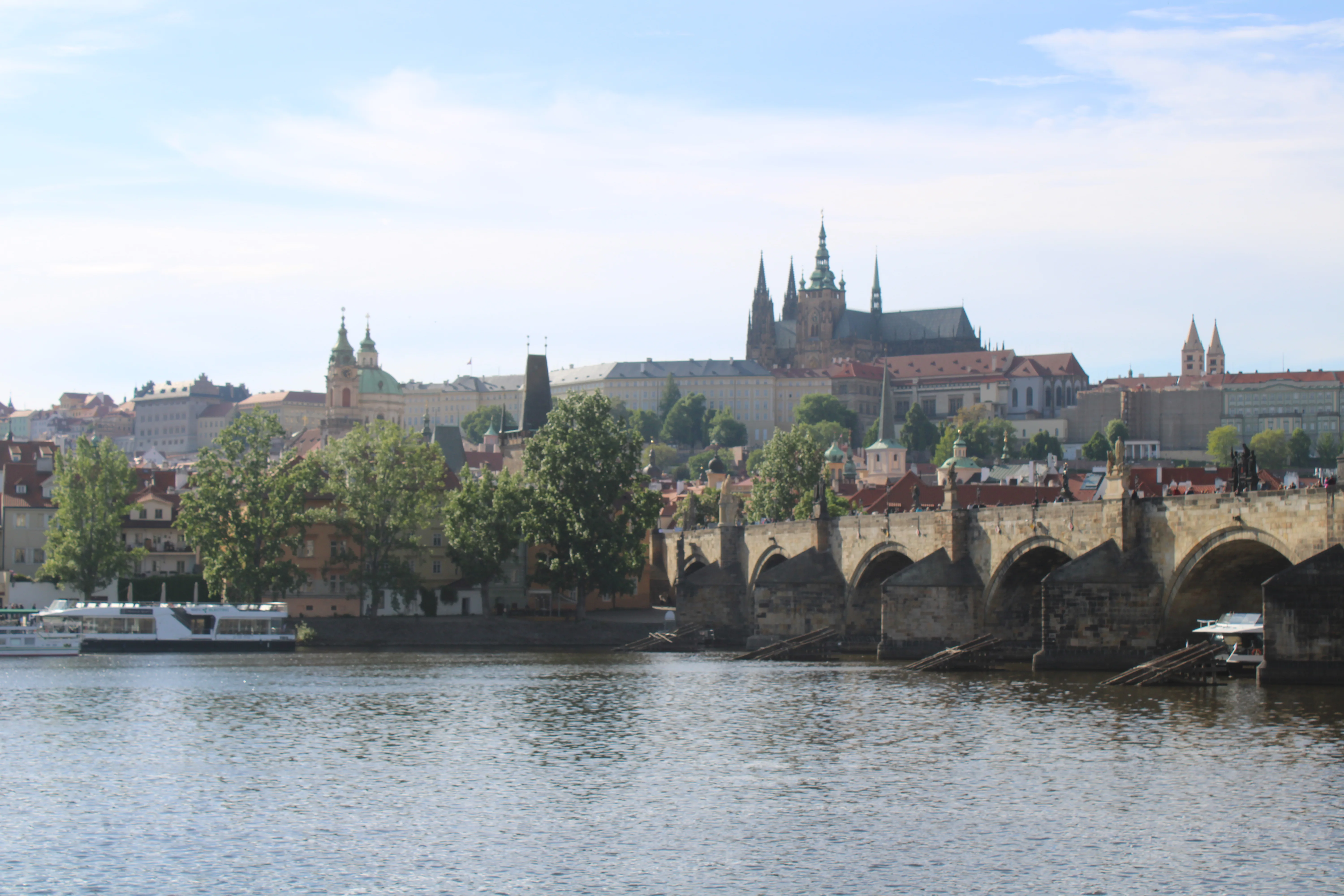 Blick von der Moldau auf die Karlsbrücke und die Prager Burg