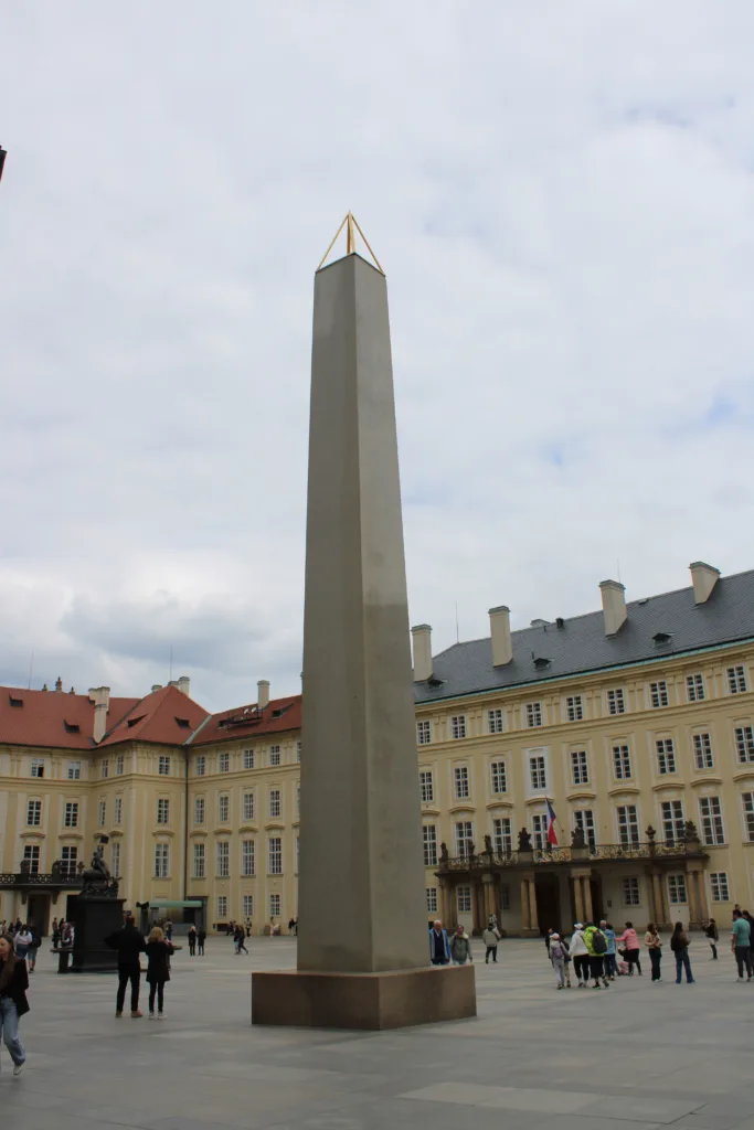 Ein Obelisk mitten in der Prager Burg neben der St. Veit Kathedrale