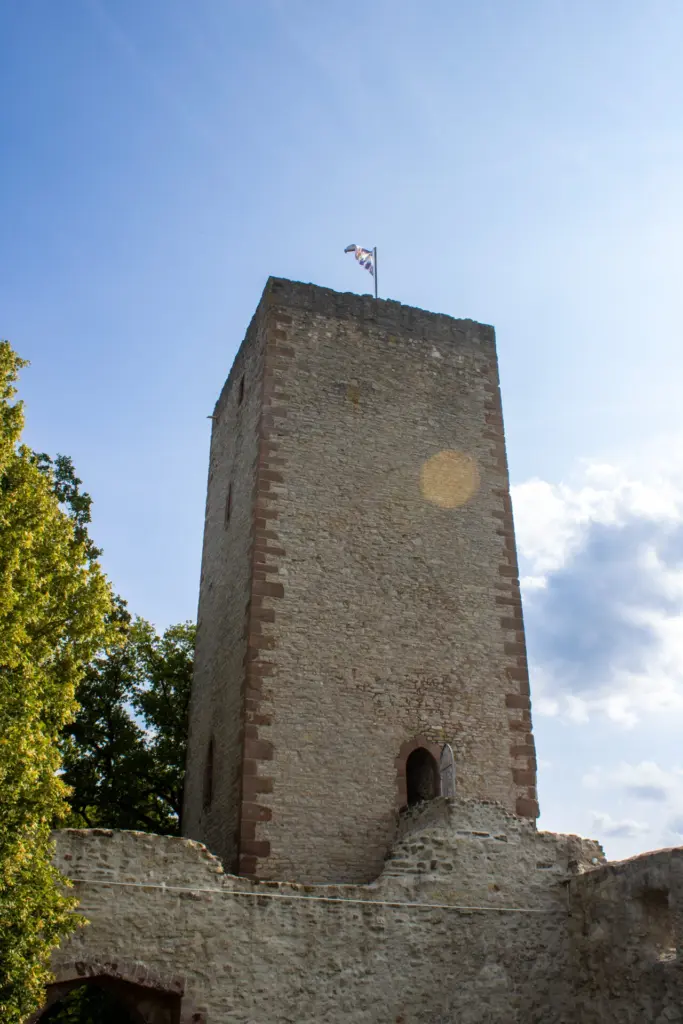 Der Turm der Greener Burg in seiner vollen Pracht